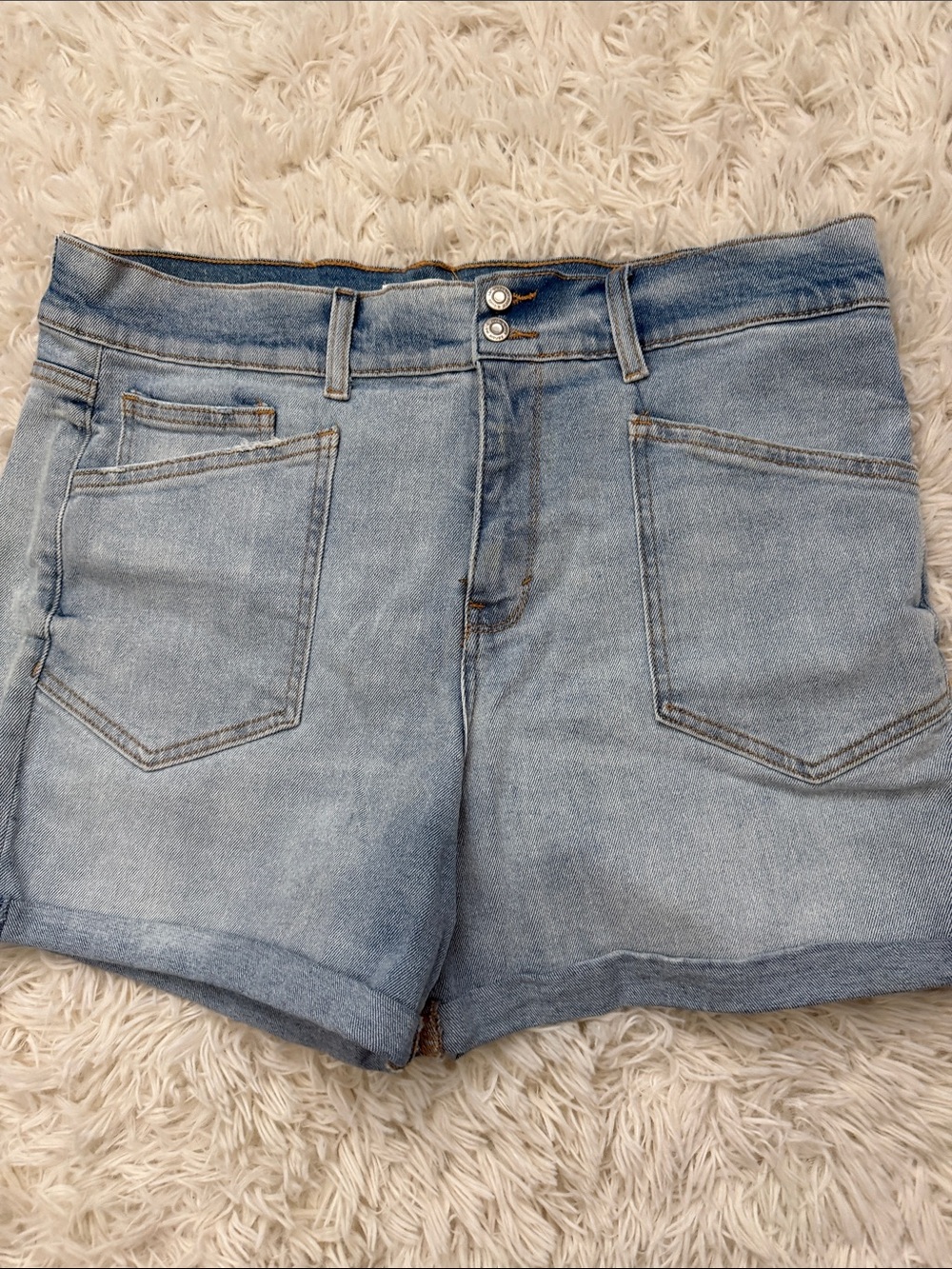 Kensie Short  in  jeans with pockets